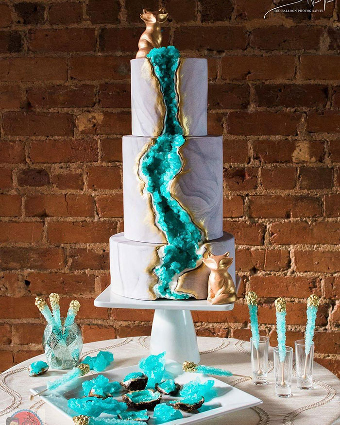 amethyst-geode-wedding-cake-trend-4-57833e1065f64__700